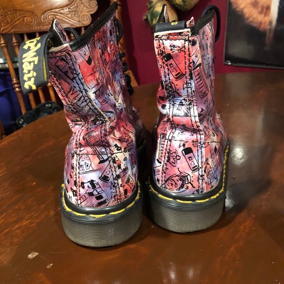 RARE Women’s Dr. Martens London Print Boots - Picture 4 of 7